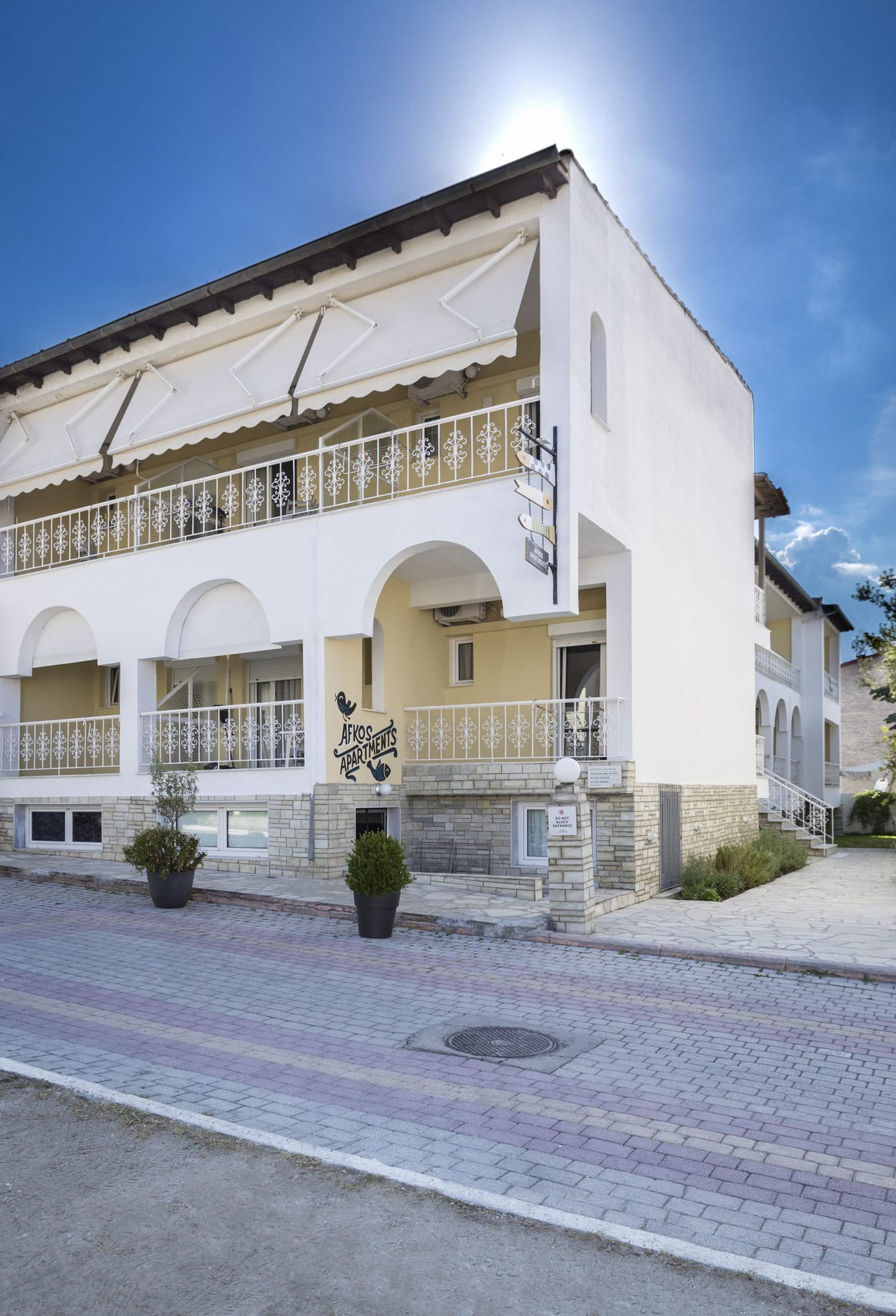 Το κτίριο των Afkos Apartments από τον δρόμο