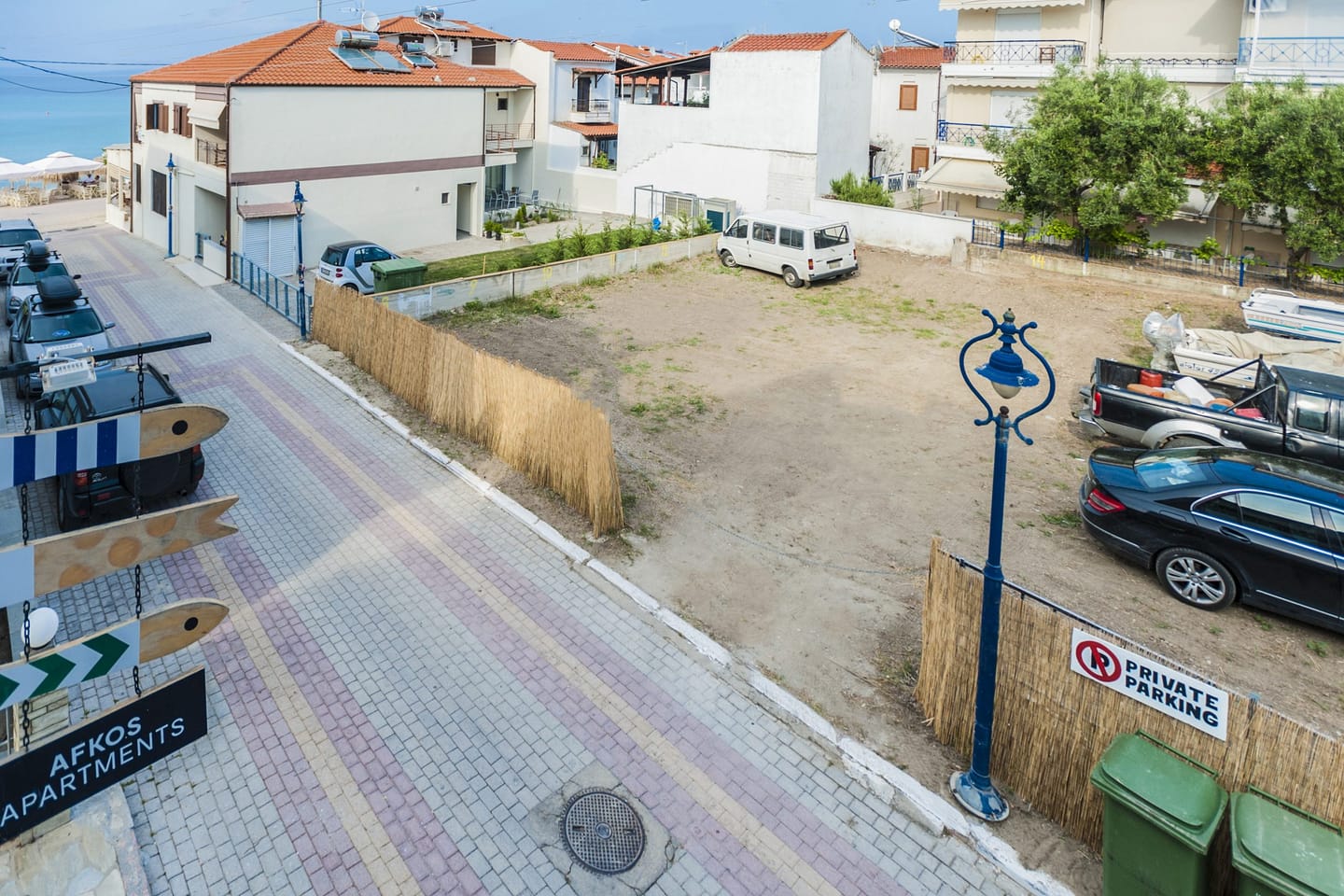 Ιδιωτικός χώρος στάθμευσης απέναντι από τα διαμερίσματα
