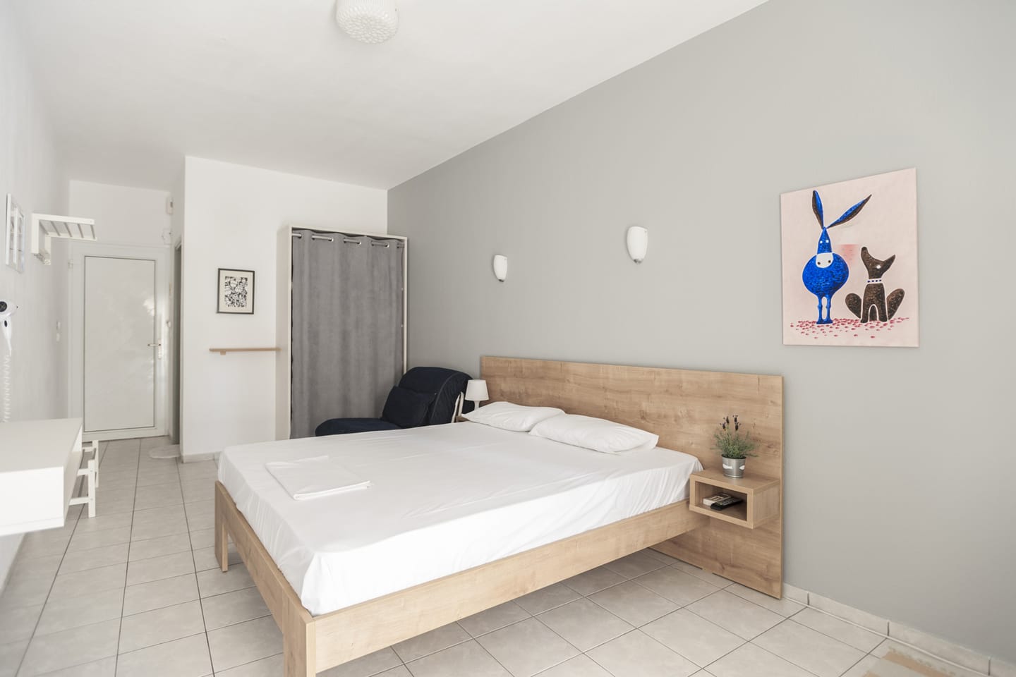 Studio with double bed and rabbit artwork